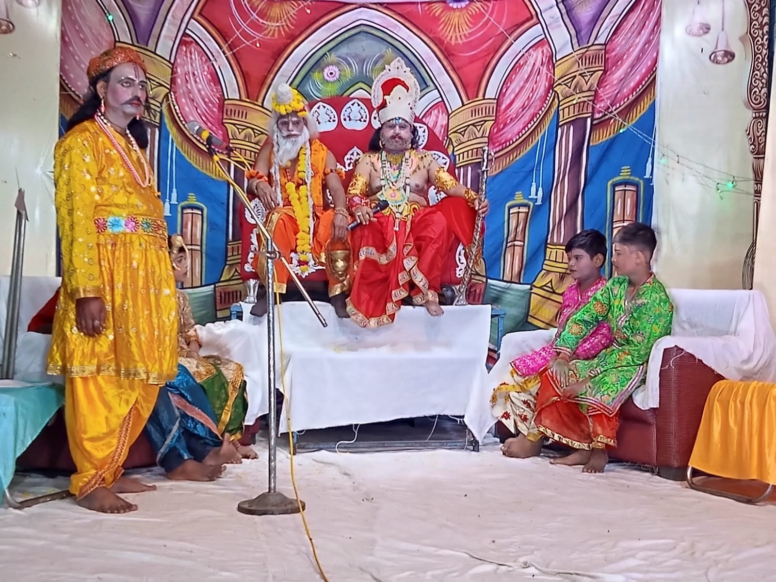 खदरा की रामलीला में मंचन करते कलाकार।