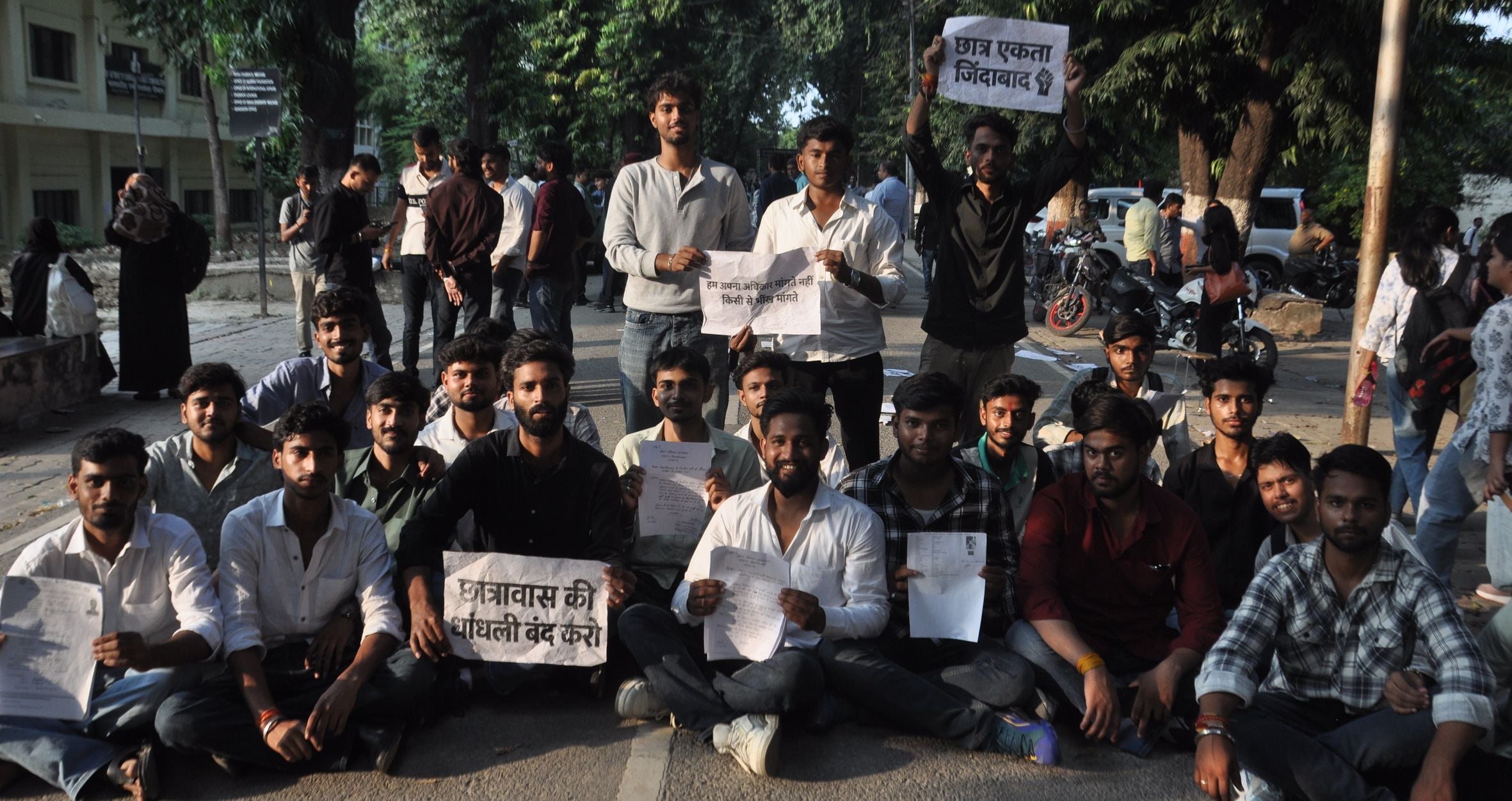 लविवि में धरना देते छात्र