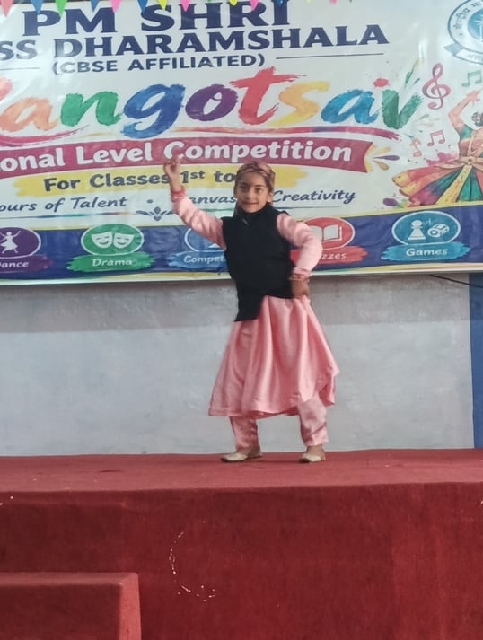पीएश्री राजकीय वरिष्ठ माध्यमिक पाठशाला धर्मशाला में वीरवार को मंडल स्तरीय रंगोत्सव में डांस की 