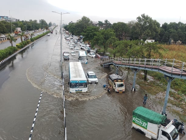 पानीपत अनाज मंडी में पानी में पड़ी एजेंसी की खरीदी धान की बोरी। संवाद पानीपत अनाज मंडी में पानी में पड़ी एजेंसी की खरीदी धान की बोरी। संवाद