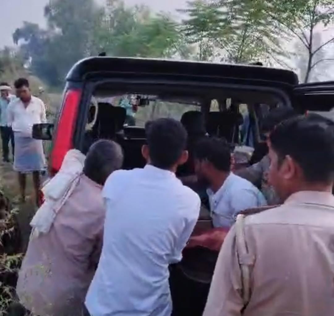 पिटाई के बाद खेत में पड़ा युवक मौके पर मौजूद परिजन। स्त्रोत वीडियो ग्रैब पिटाई के बाद खेत में पड़ा युवक मौके पर मौजूद परिजन। स्त्रोत वीडियो ग्रैब