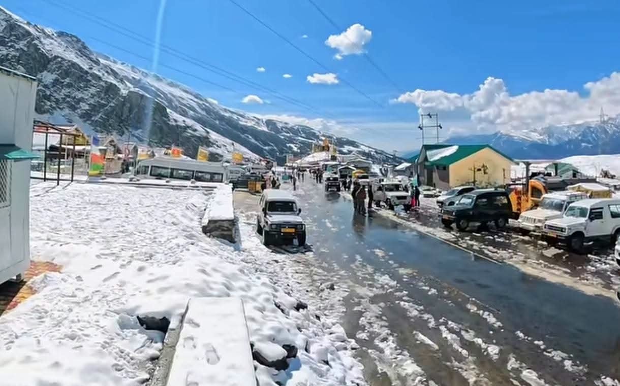 रोहतांग दर्रा पर बर्फबारी के बाद मौसम खुलते ही पहुंचे पर्यटक।-संवाद रोहतांग दर्रा पर बर्फबारी के बाद मौसम खुलते ही पहुंचे पर्यटक।-संवाद