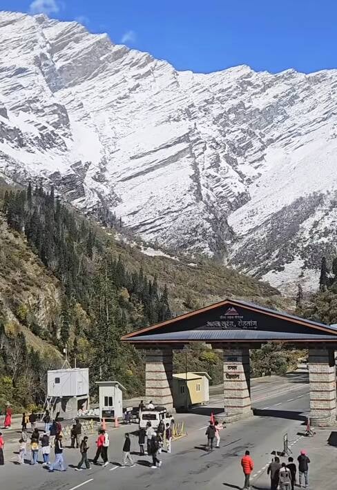 रोहतांग दर्रा पर बर्फबारी के बाद मौसम खुलते ही पहुंचे पर्यटक।-संवाद रोहतांग दर्रा पर बर्फबारी के बाद मौसम खुलते ही पहुंचे पर्यटक।-संवाद