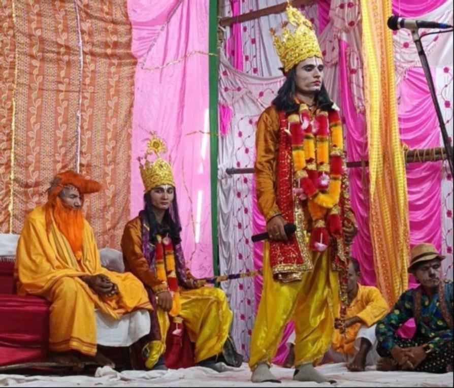 रामलीला का मंचन करते कलाकार। संवाद रामलीला का मंचन करते कलाकार। संवाद
