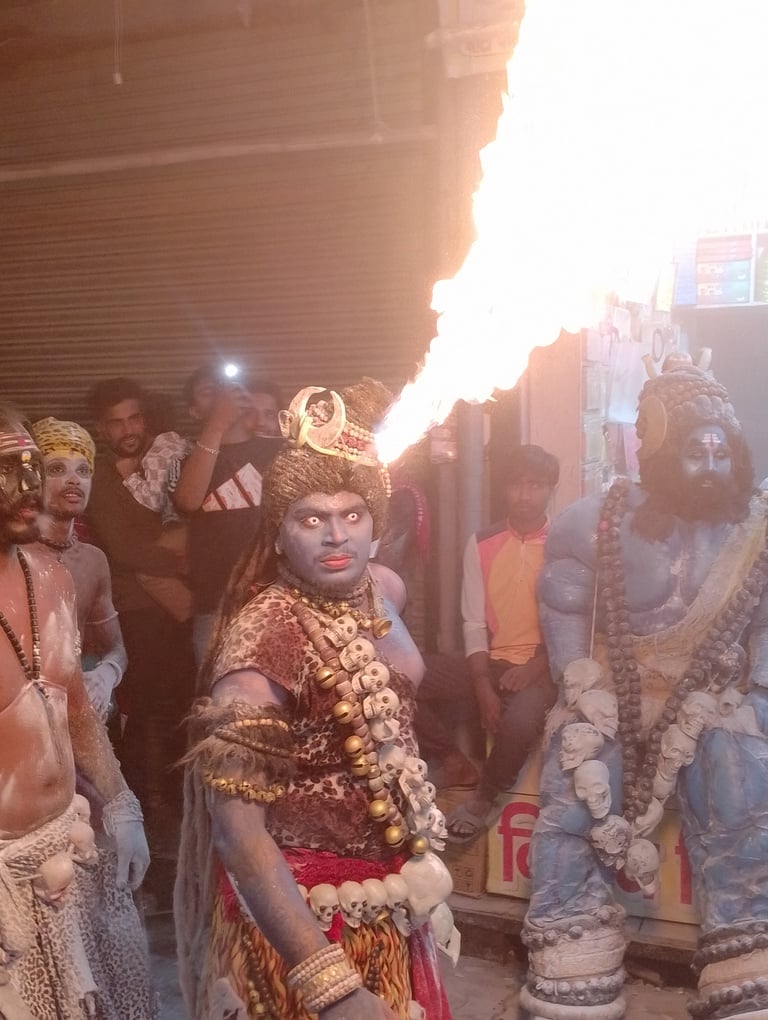 रामलीला कमेटी द्वारा आयोजित राम बारात में रथ पर सवार हुए राम। संवाद रामलीला कमेटी द्वारा आयोजित राम बारात में रथ पर सवार हुए राम। संवाद