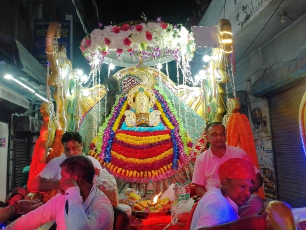 रामलीला कमेटी द्वारा आयोजित राम बारात में रथ पर सवार हुए राम। संवाद रामलीला कमेटी द्वारा आयोजित राम बारात में रथ पर सवार हुए राम। संवाद