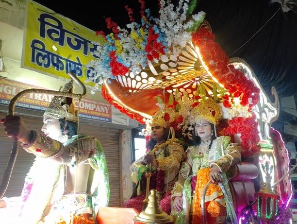 रामलीला कमेटी द्वारा आयोजित राम बारात में रथ पर सवार हुए राम। संवाद रामलीला कमेटी द्वारा आयोजित राम बारात में रथ पर सवार हुए राम। संवाद