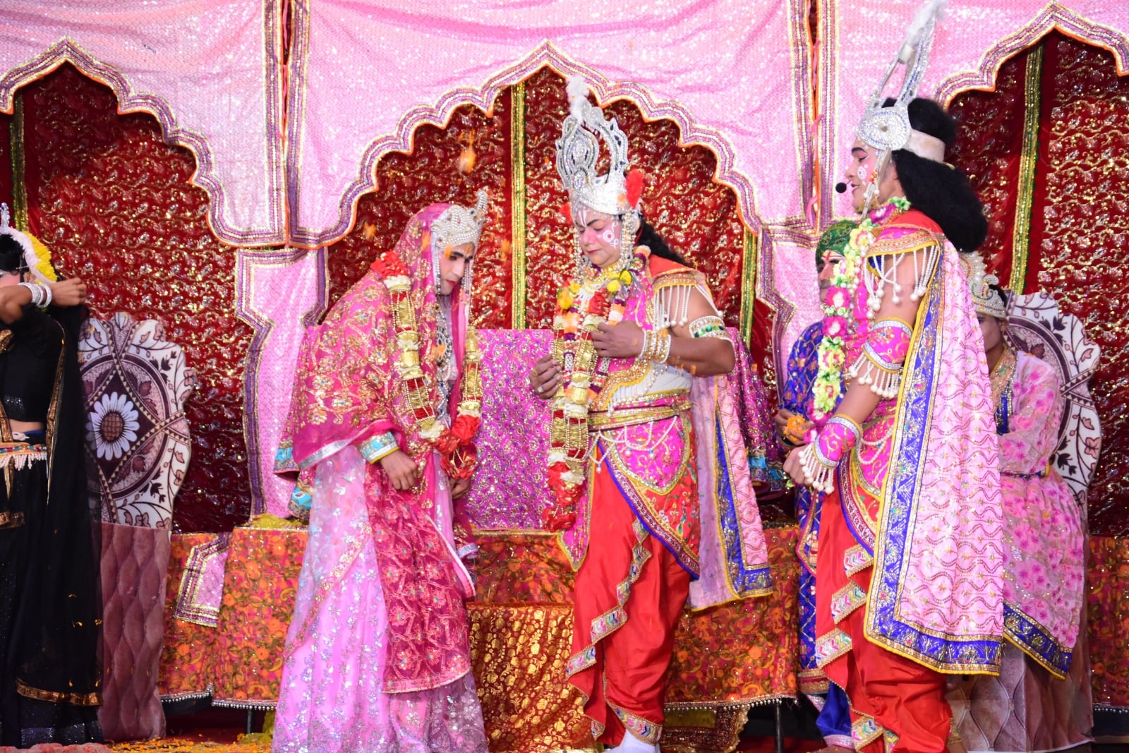 रामलीला मंचन में माता सीता श्रीराम के गले में वरमाला डालते हुए। विज्ञप्ति