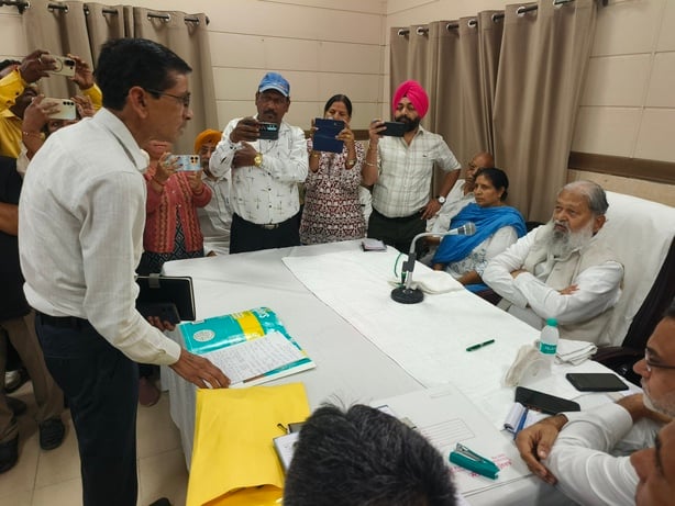 साइबर फ्रॉड से जुड़ी शिकायत रखते शिकायतकर्ता। संवाद