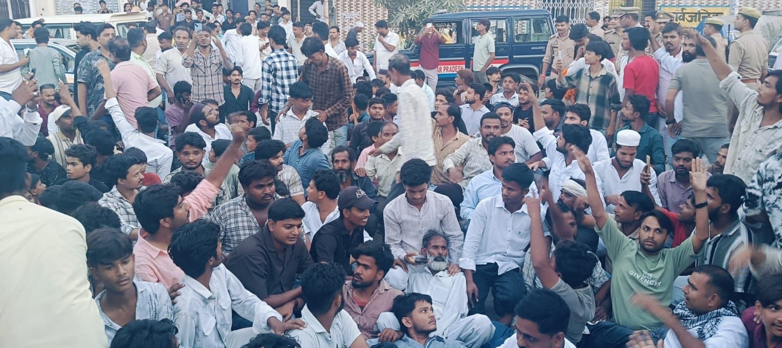 सलोन नगर पंचायत के उप चुनाव पर रोक लगने पर विरोध जताते समर्थक। सलोन नगर पंचायत के उप चुनाव पर रोक लगने पर विरोध जताते समर्थक।