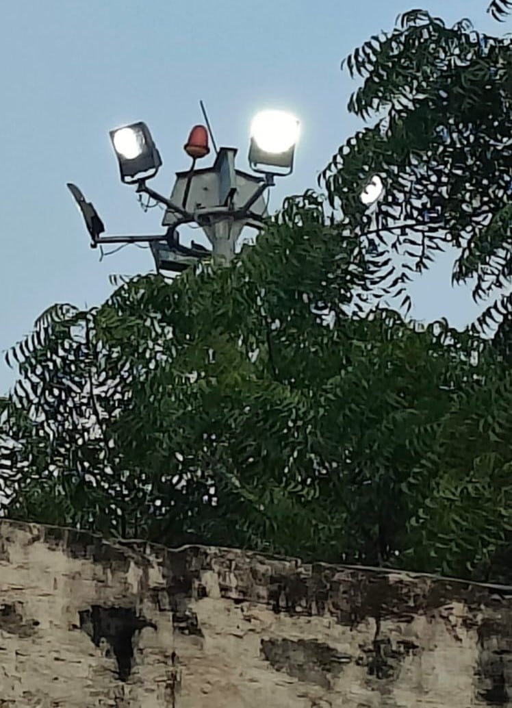 सदलुवीर बाजार में दिन के समय जल रही हाई मास्टलाईट। संवाद सदलुवीर बाजार में दिन के समय जल रही हाई मास्टलाईट। संवाद