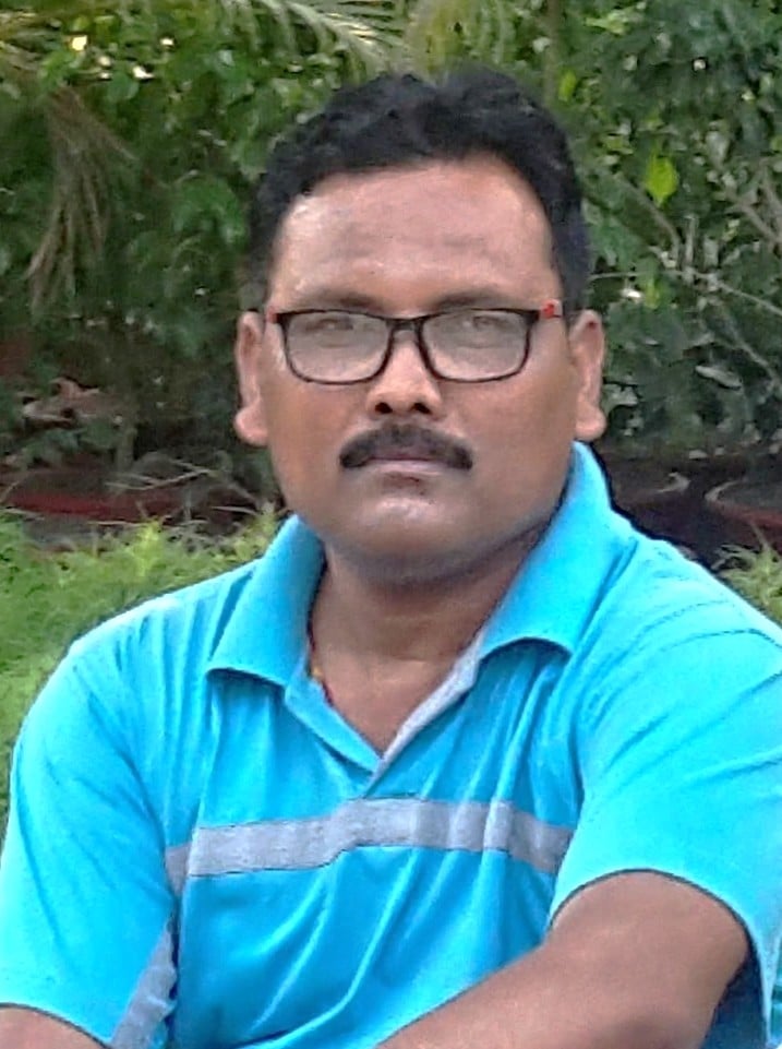 सदलुवीर बाजार में दिन के समय जल रही हाई मास्टलाईट। संवाद सदलुवीर बाजार में दिन के समय जल रही हाई मास्टलाईट। संवाद