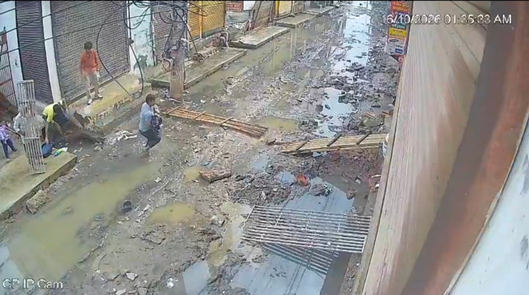 सड़क पर गड्ढे में गिरते बच्चा। स्रोत : सोशल मीडिया सड़क पर गड्ढे में गिरते बच्चा। स्रोत : सोशल मीडिया