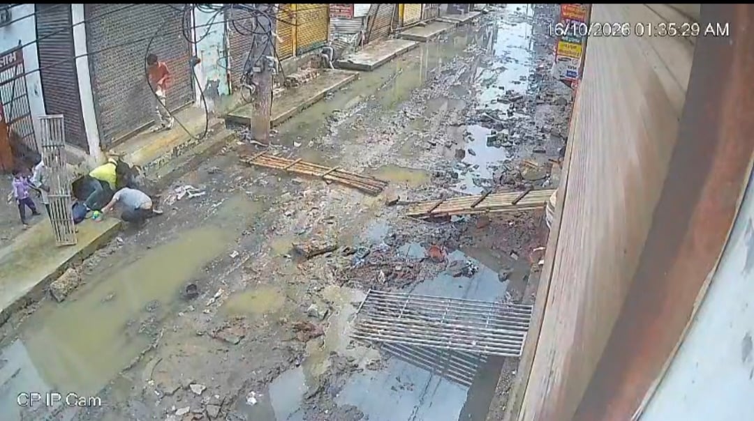 सड़क पर गड्ढे में गिरते बच्चा। स्रोत : सोशल मीडिया सड़क पर गड्ढे में गिरते बच्चा। स्रोत : सोशल मीडिया