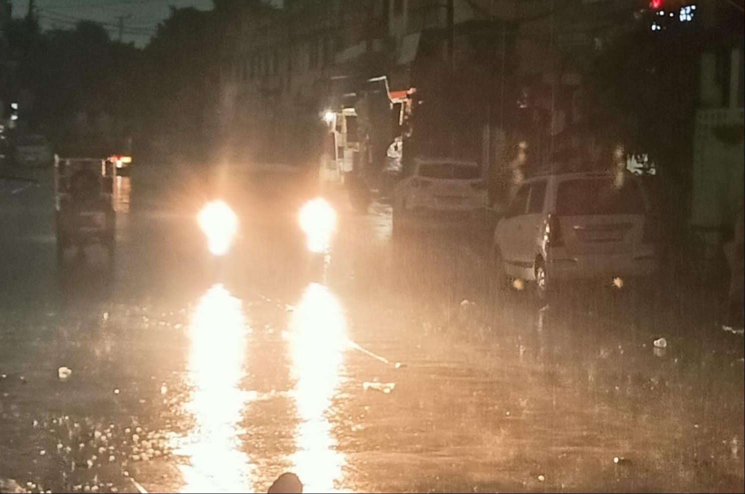 शामली के नेहरू मार्किट में बारिश से सड़क पर फैली कीचड़ साफ करते लोग। संवाद शामली के नेहरू मार्किट में बारिश से सड़क पर फैली कीचड़ साफ करते लोग। संवाद