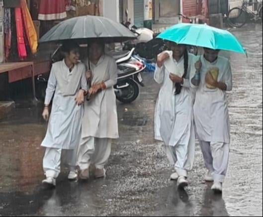 शामली के नेहरू मार्किट में बारिश से सड़क पर फैली कीचड़ साफ करते लोग। संवाद शामली के नेहरू मार्किट में बारिश से सड़क पर फैली कीचड़ साफ करते लोग। संवाद