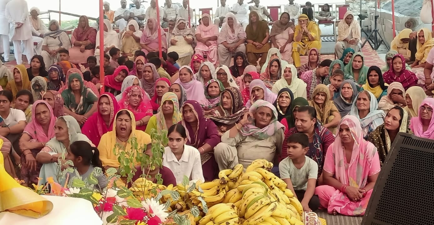 श्रीमद्भागवत कथा के दौरान कथा सुनते श्रद्धालु। विज्ञप्ति