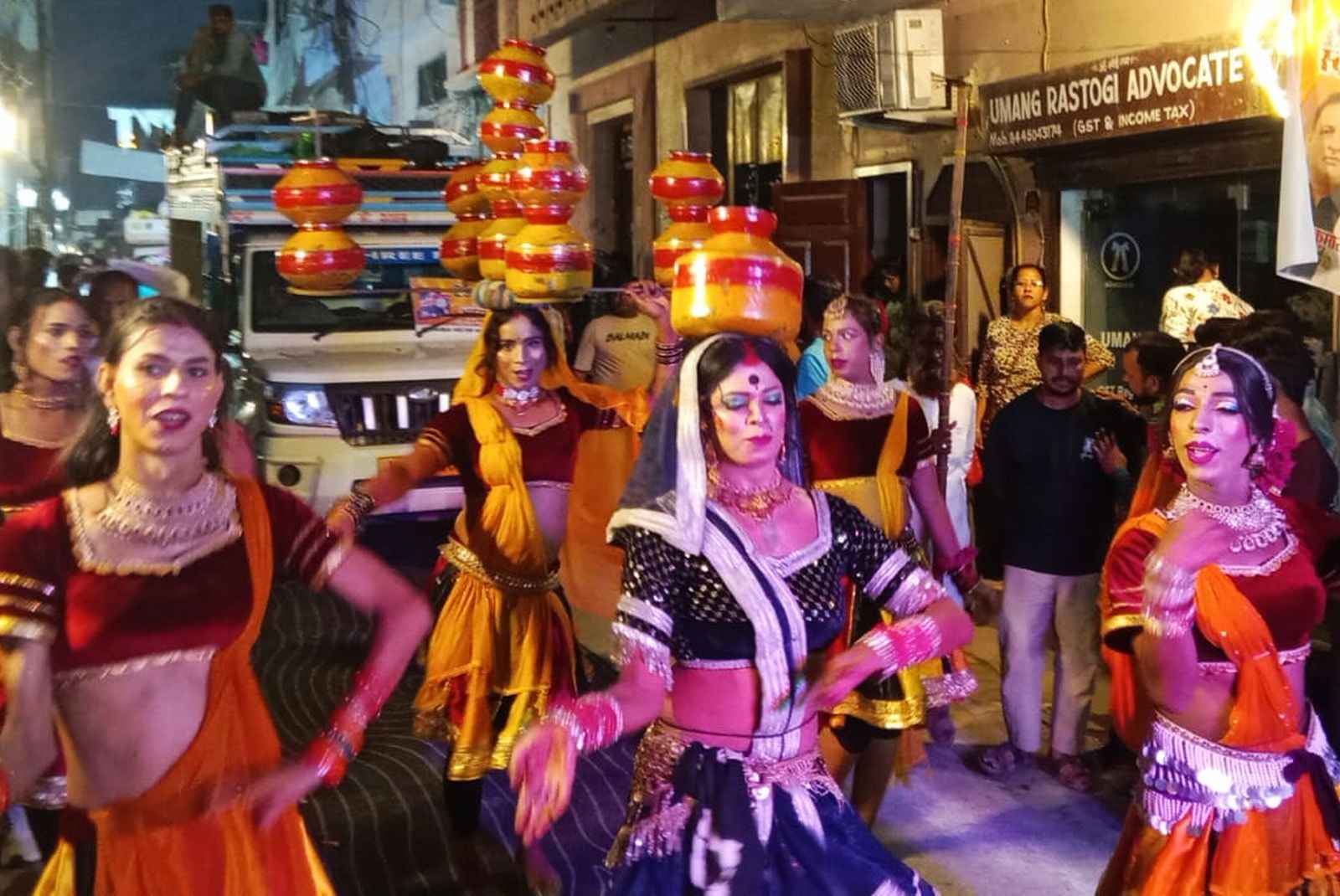 श्रीराम बरात मेें शामिल श्रद्धालु लड्डू गोपाल के साथ, उसकी पूजा करती महिला। संवाद
