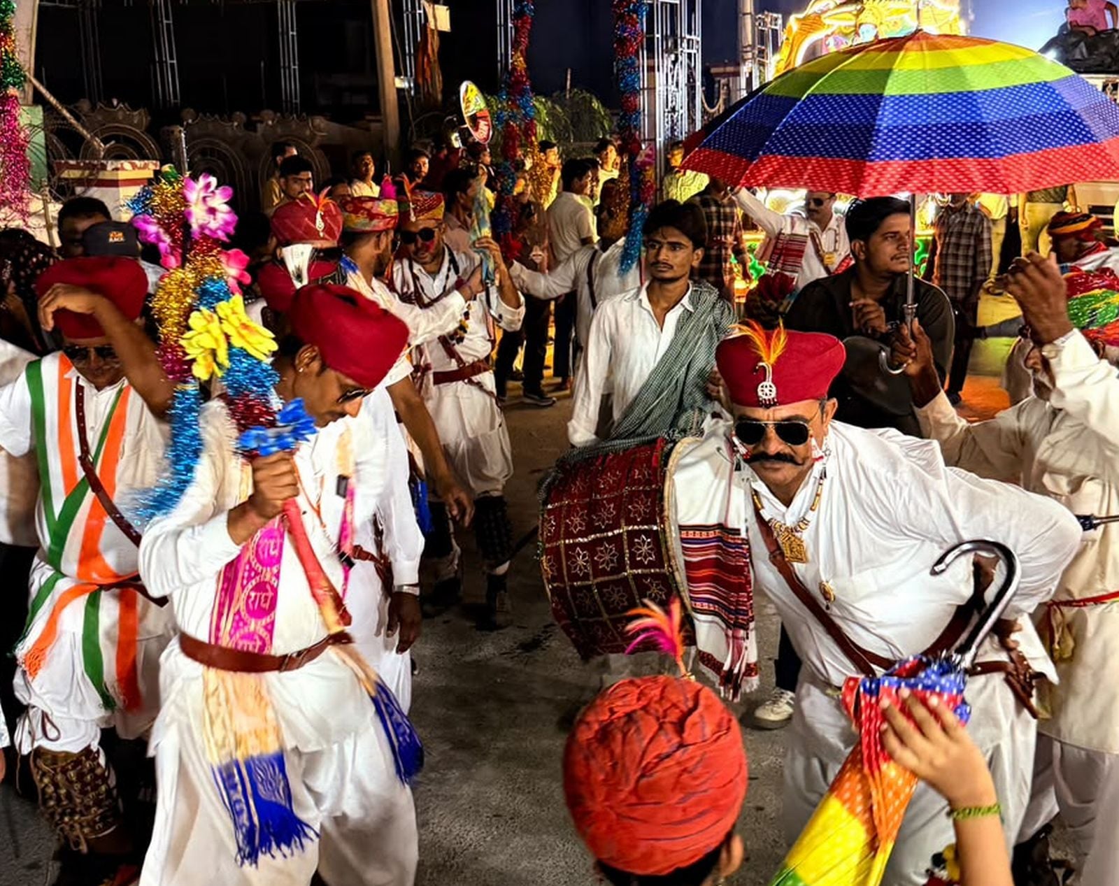 श्रीराम बरात मेें शामिल श्रद्धालु लड्डू गोपाल के साथ, उसकी पूजा करती महिला। संवाद
