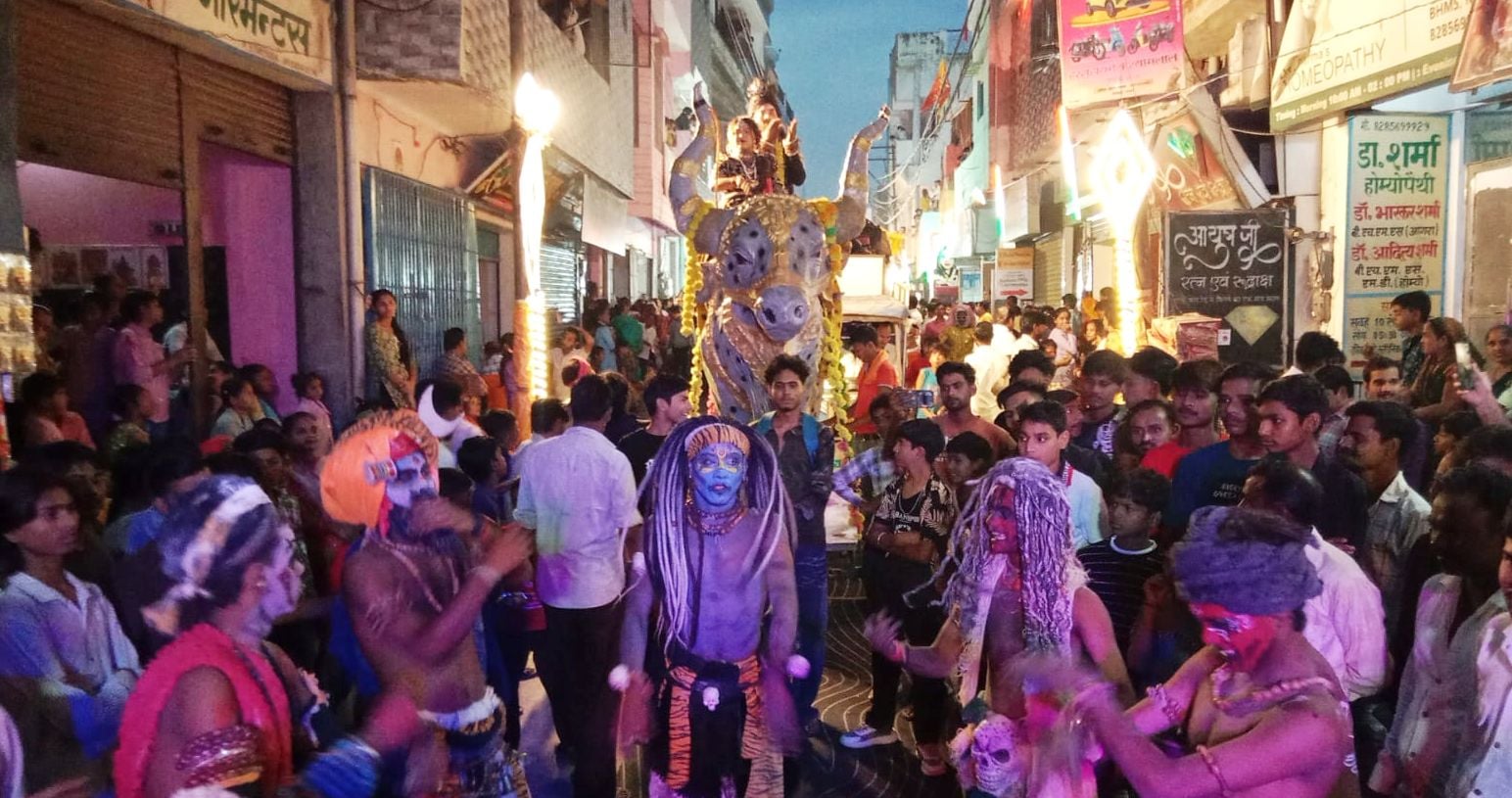 श्रीराम बरात मेें शामिल श्रद्धालु लड्डू गोपाल के साथ, उसकी पूजा करती महिला। संवाद