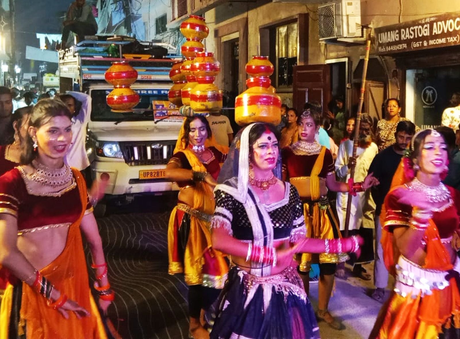 श्रीराम बरात मेें शामिल श्रद्धालु लड्डू गोपाल के साथ, उसकी पूजा करती महिला। संवाद