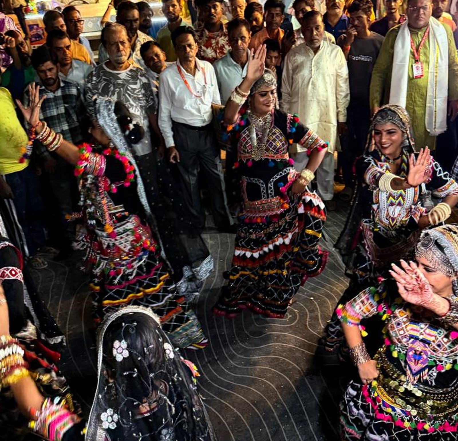 श्रीराम बरात मेें शामिल श्रद्धालु लड्डू गोपाल के साथ, उसकी पूजा करती महिला। संवाद