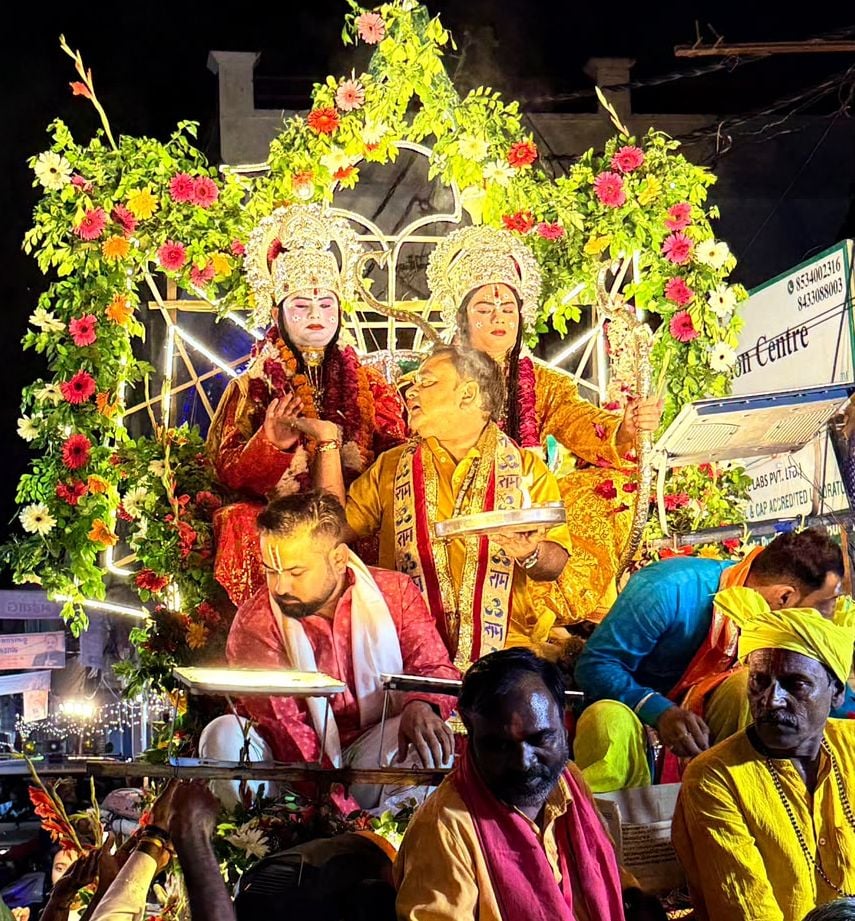 श्रीराम बरात मेें शामिल श्रद्धालु लड्डू गोपाल के साथ, उसकी पूजा करती महिला। संवाद
