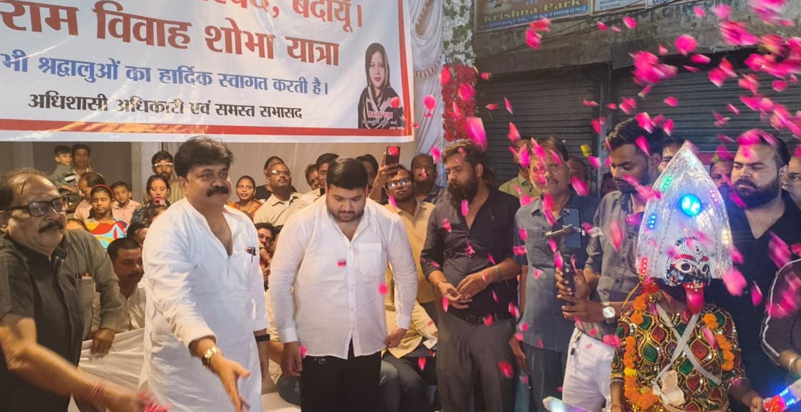 श्रीराम बरात मेें शामिल श्रद्धालु लड्डू गोपाल के साथ, उसकी पूजा करती महिला। संवाद