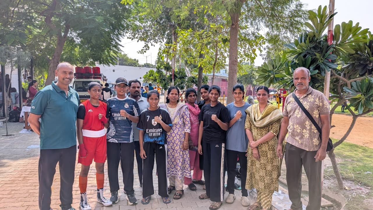 तमिलनाडु से बेटियों के साथ राष्ट्रीय बॉक्सिंग चैंपियनशिप के लिए पहुंचे अभिभावक। संवाद
