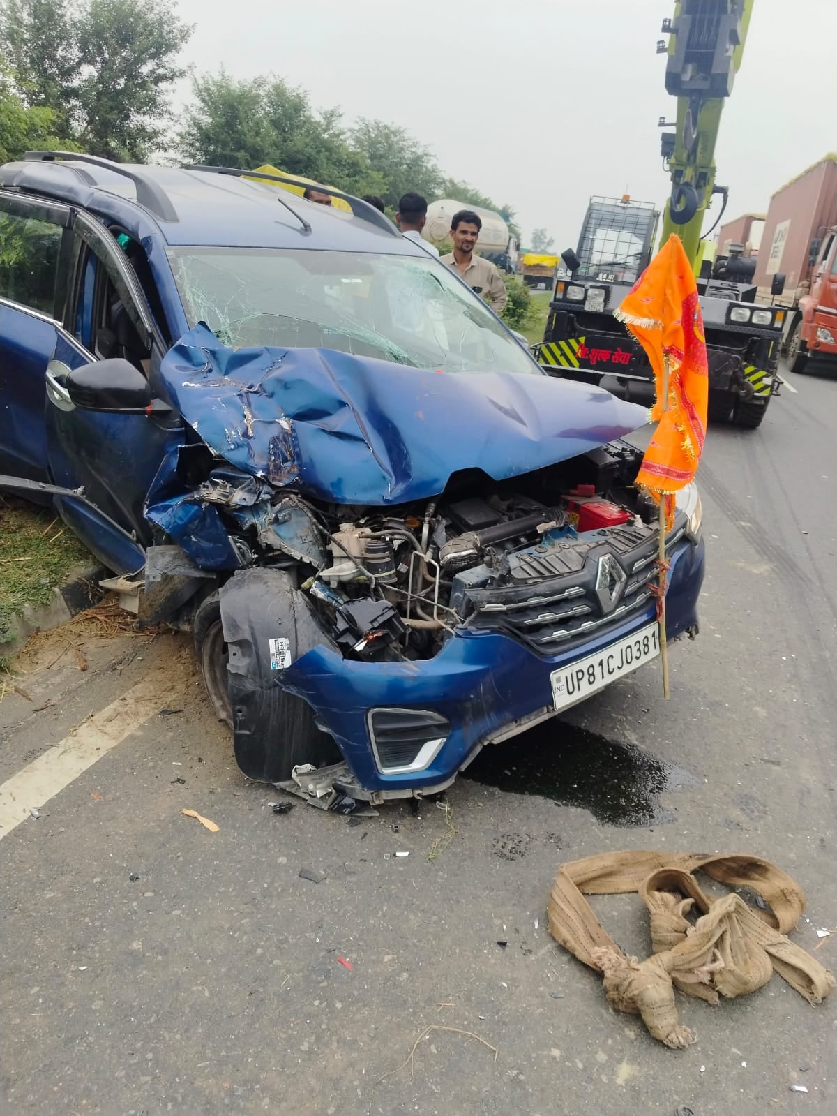 दिल्ली लखनऊ नेशनल हाइवे पर हुआ भीषण सड़क हादसा, दर्शन कर लौट रही कार ट्रक से टकराई पांच लोग घाय