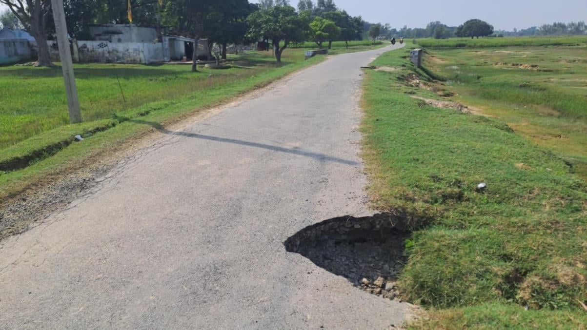 दामूपुरवा के पास बारिश के दौरान कटी सड़क, मल्हीपुर-भिनगा मार्ग पर कोकल के पास बना गड्डा, नानप
