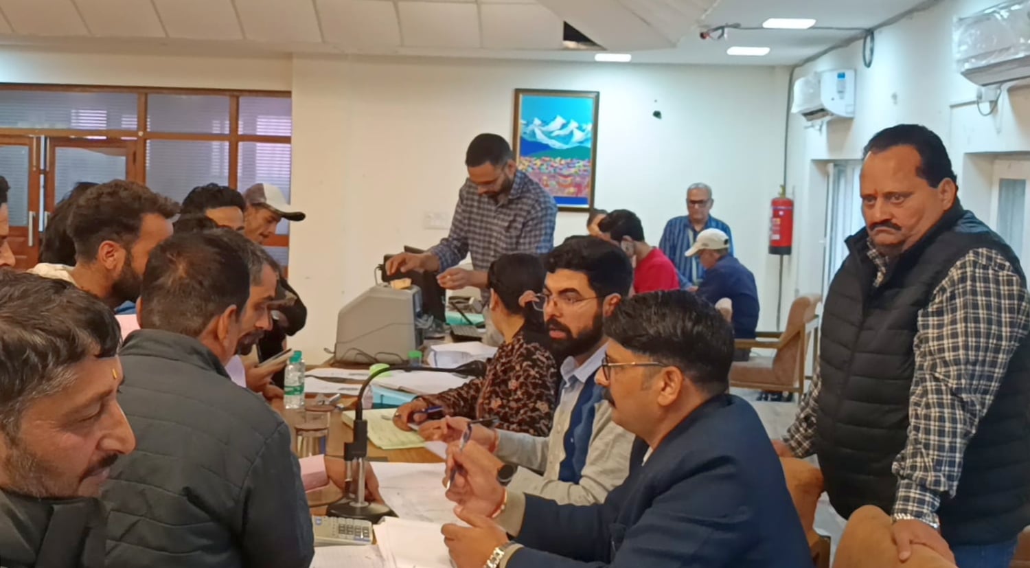 दशहरा उत्सव की तैयारी में जुटे विभाग के कर्मी।-संवाद दशहरा उत्सव की तैयारी में जुटे विभाग के कर्मी।-संवाद
