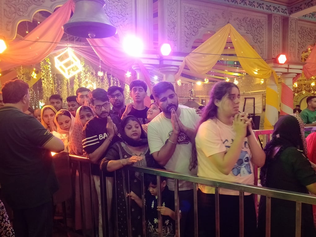 देवी मंदिर में मां के दर्शन के लिए श्रद्धालुओं की लगी भीड़। संवाद