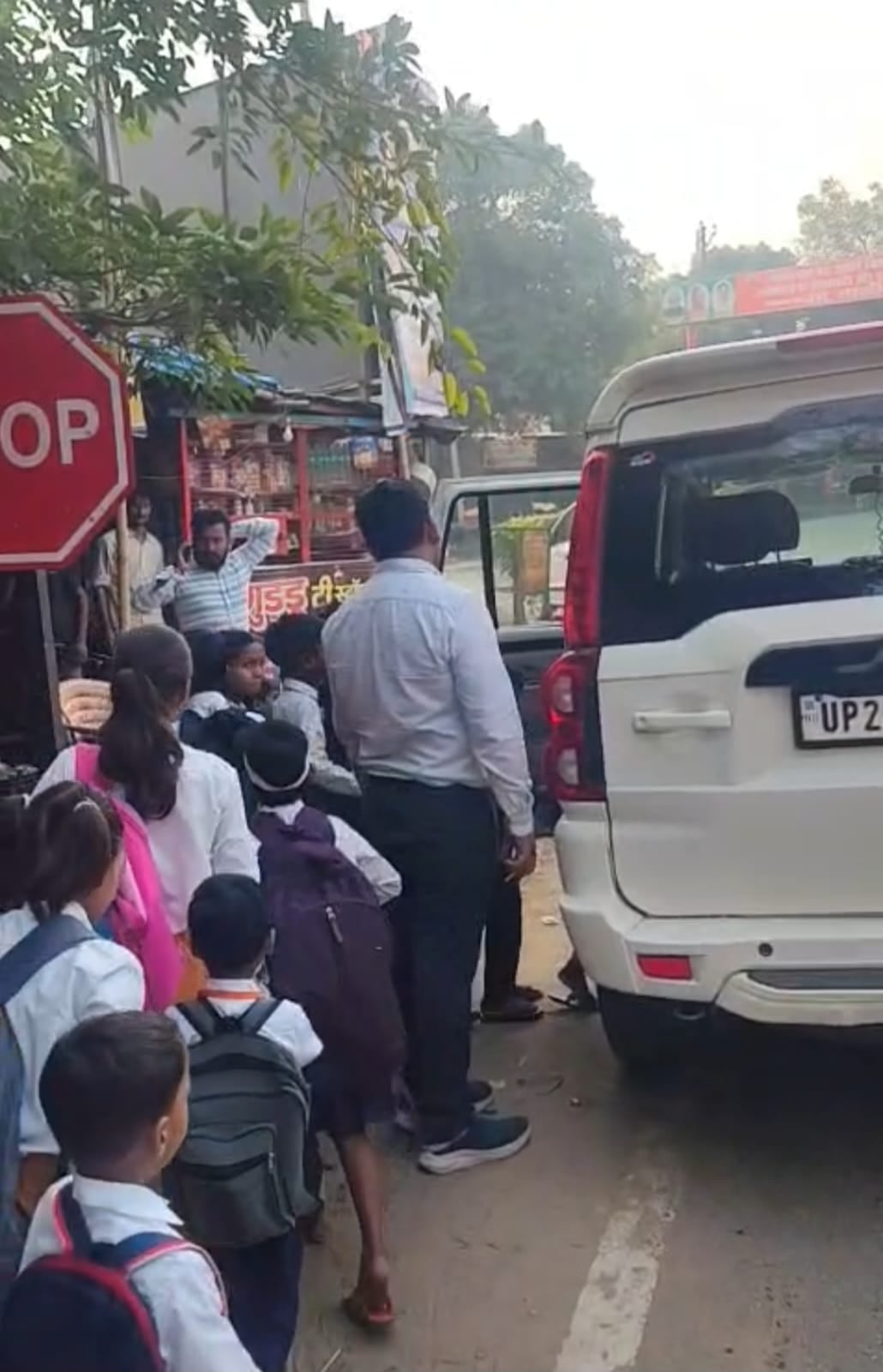 उसावां रोड पर  ई-रिक्शा से बच्चों को उतारते परिवहन विभाग के अधिकारी। स्रोत-वीडियोग्रेब