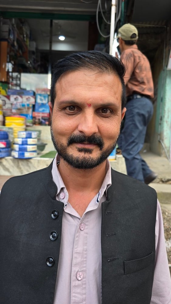 विक्की, निवासी अवाहदेवी।
