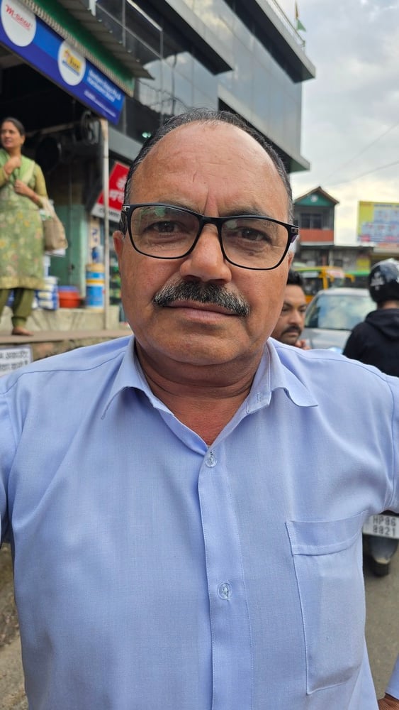 विक्की, निवासी अवाहदेवी।
