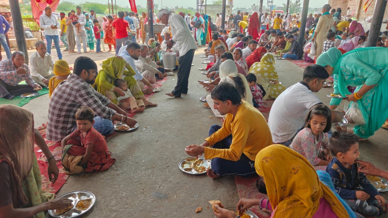 16jjrp07- बेरी स्थित माता भीमेश्वरी देवी मंदिर में माता के दर्शन के लिए उमड़ी श्रद्धालुओं की 16jjrp07- बेरी स्थित माता भीमेश्वरी देवी मंदिर में माता के दर्शन के लिए उमड़ी श्रद्धालुओं की