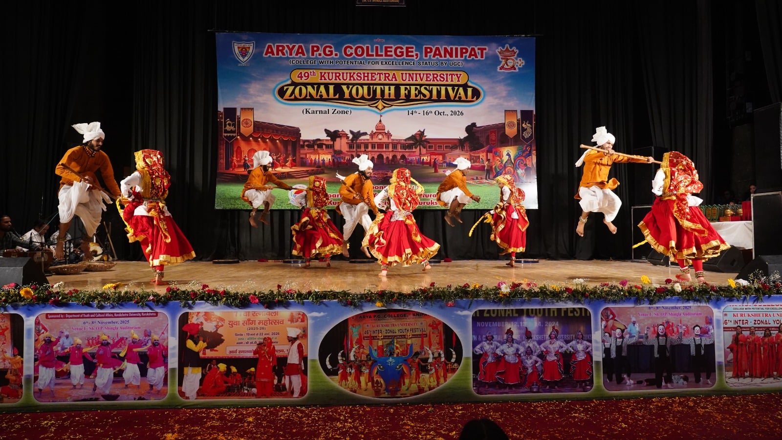आर्य कॉलेज में आयोजित क्षेत्रीय युवा महोत्सव में हरियाणवी नृत्य की प्रस्तुति देती छात्राएं। संव आर्य कॉलेज में आयोजित क्षेत्रीय युवा महोत्सव में हरियाणवी नृत्य की प्रस्तुति देती छात्राएं। संव