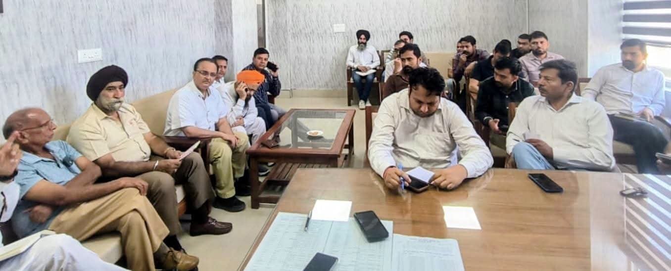 अंबाला छावनी के नगर परिषद कार्यालय में मंत्रणा करते कमेटी सदस्य। संवाद अंबाला छावनी के नगर परिषद कार्यालय में मंत्रणा करते कमेटी सदस्य। संवाद