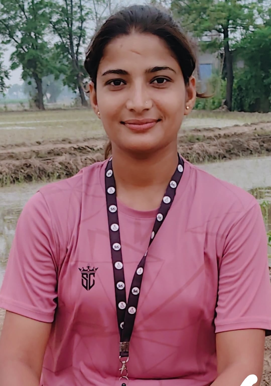 बच्चों की खिलाते हुए अध्यापिका पिंकी। संवाद