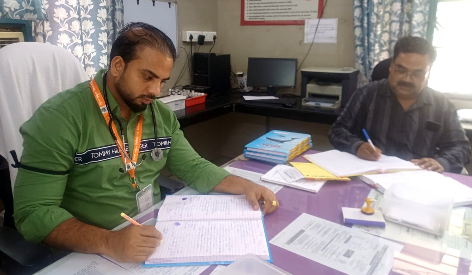 बागपत के जिला अस्पताल में काली पट्टी बांधकर काम करते फार्मासिस्ट हारून। संवाद बागपत के जिला अस्पताल में काली पट्टी बांधकर काम करते फार्मासिस्ट हारून। संवाद