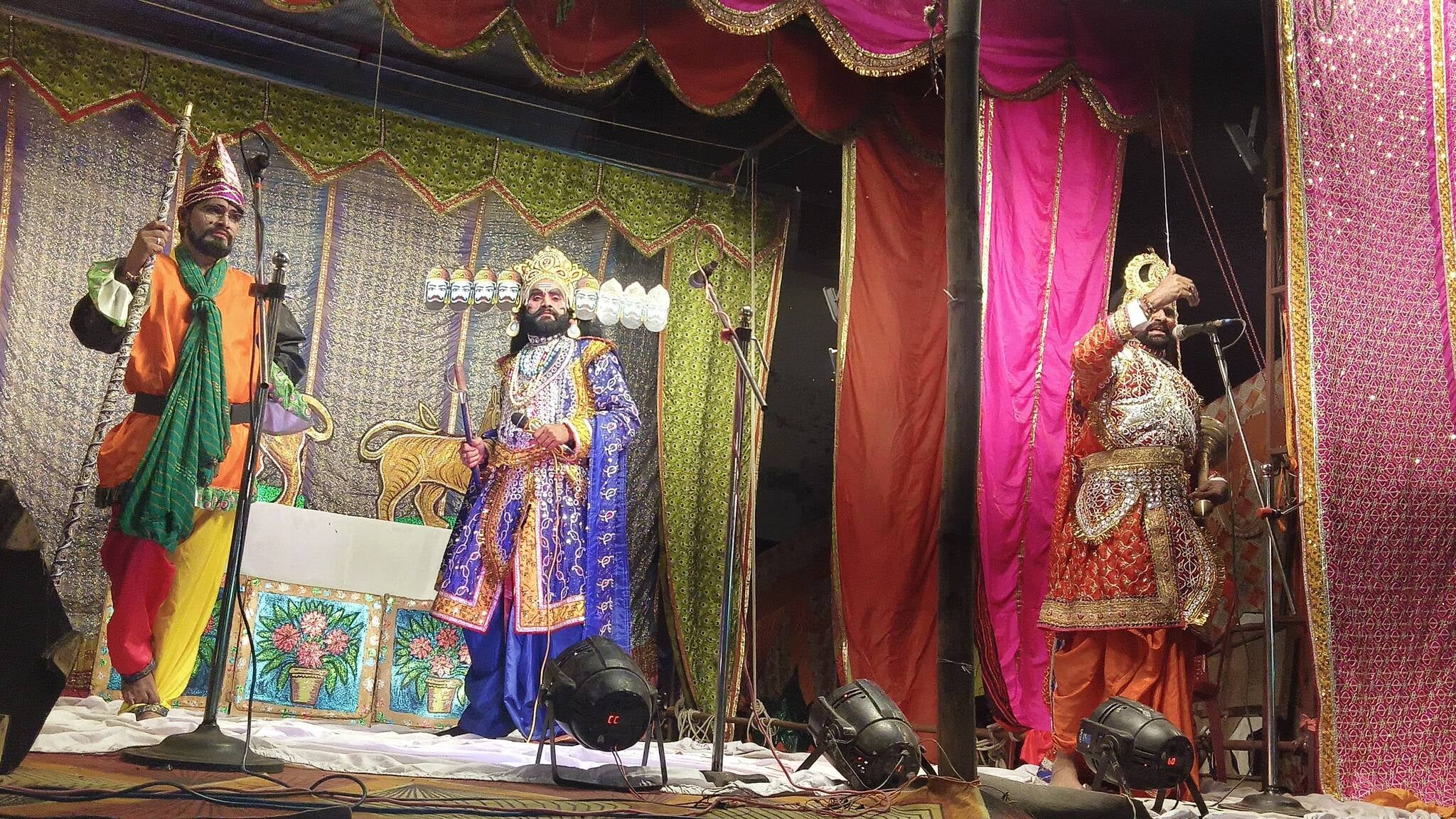 भूड के मैदान में चल रही लीला में रामलीला मंचन करते कलाकार (मवाना)
