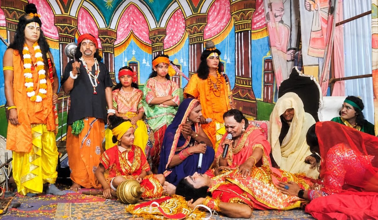 बिहारगंज के भोजपुर में आयोजित रामलीला में मंचन करते कलाकार। आयोजक बिहारगंज के भोजपुर में आयोजित रामलीला में मंचन करते कलाकार। आयोजक