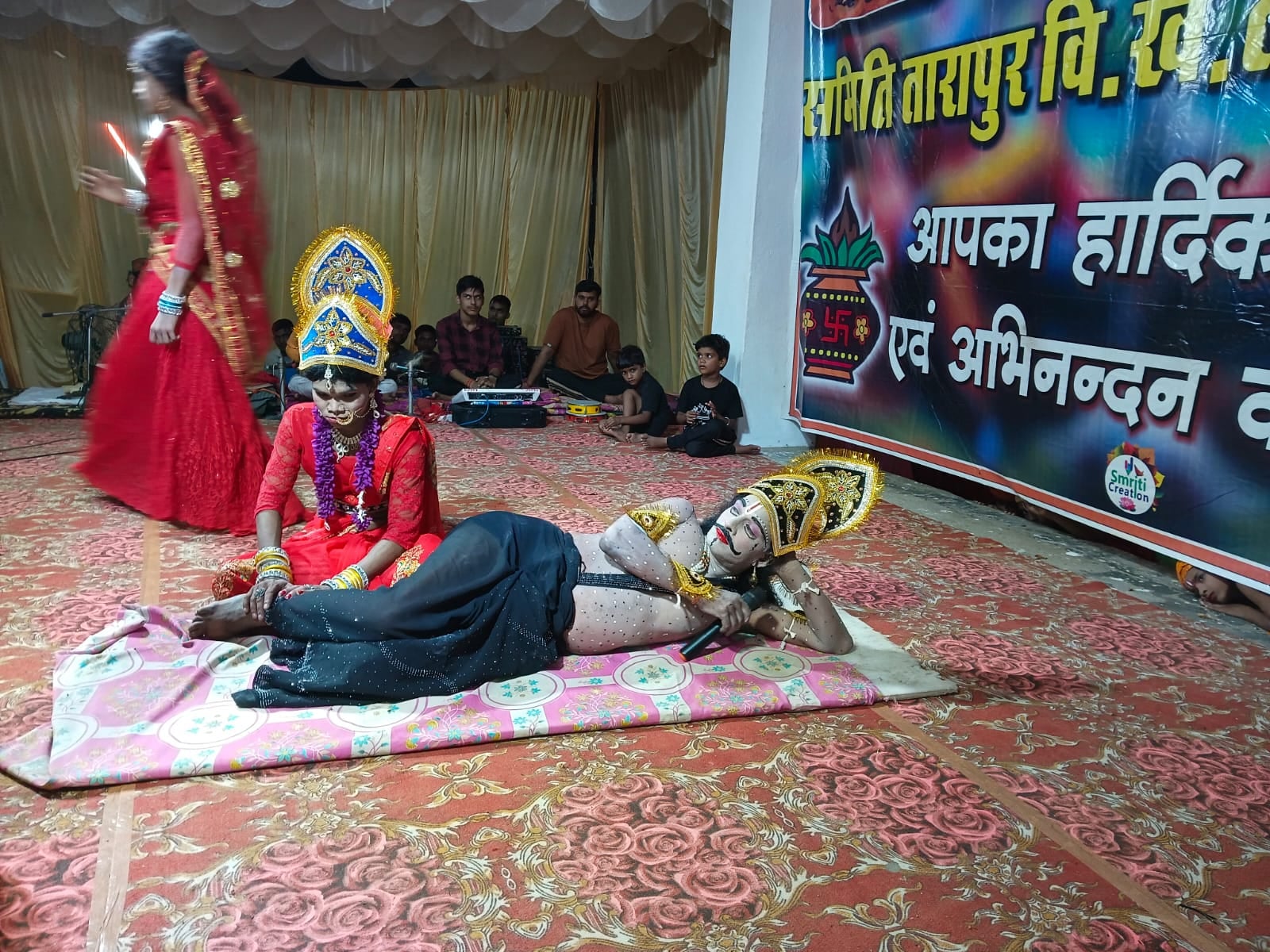 बिहारगंज के भोजपुर में आयोजित रामलीला में मंचन करते कलाकार। आयोजक बिहारगंज के भोजपुर में आयोजित रामलीला में मंचन करते कलाकार। आयोजक