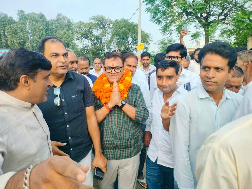 बहसूमा। झुनझुनी गांव में मेले के दौरान ग्रामीणों को संबोधित करते राज्य मंत्री दिनेश खटीक फोटो आ