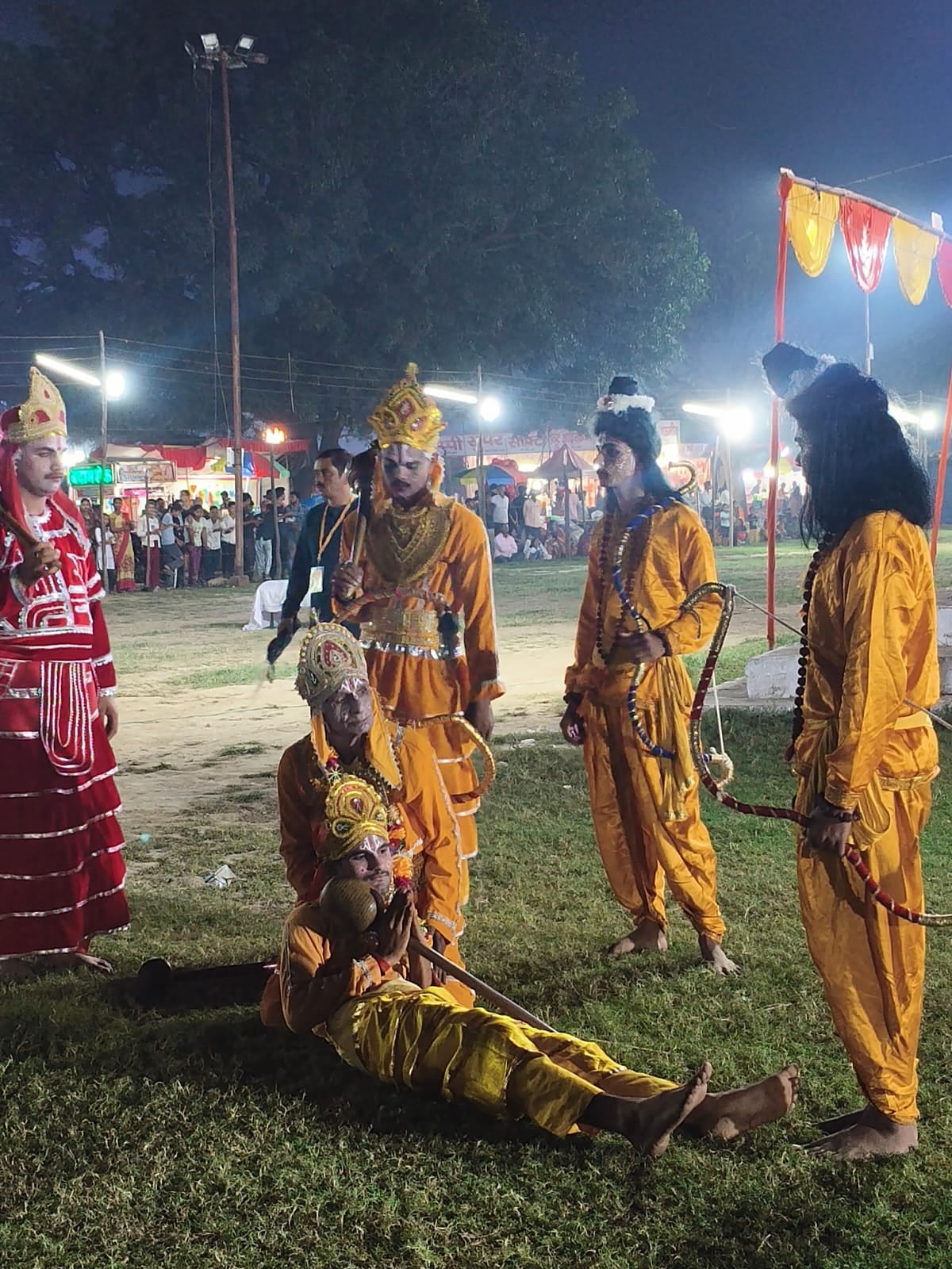 बीसलपुर रामलीला में मंचन के बीच बाल कलाकार।