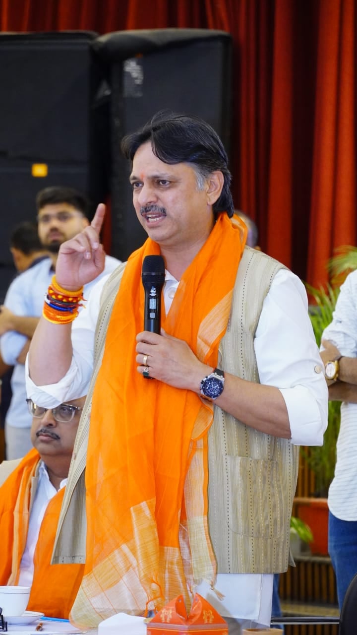 बैठक करते विधायक राजेश्वर सिंह। बैठक करते विधायक राजेश्वर सिंह।