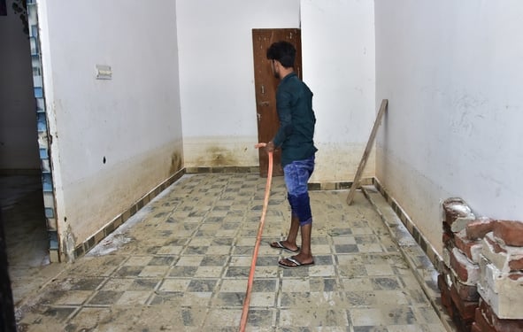 बाढ़ का पानी उतरने के बाद सफाई में जुटे लोग। और स्वास्थ्य शिविर में पहुंचे बाढ़ पीड़ित। बाढ़ का पानी उतरने के बाद सफाई में जुटे लोग। और स्वास्थ्य शिविर में पहुंचे बाढ़ पीड़ित।