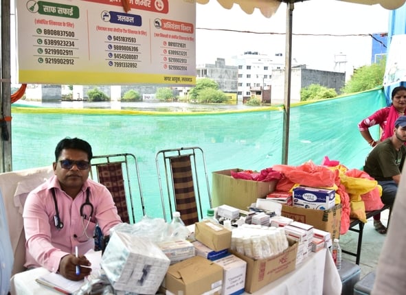 बाढ़ का पानी उतरने के बाद सफाई में जुटे लोग। और स्वास्थ्य शिविर में पहुंचे बाढ़ पीड़ित। बाढ़ का पानी उतरने के बाद सफाई में जुटे लोग। और स्वास्थ्य शिविर में पहुंचे बाढ़ पीड़ित।