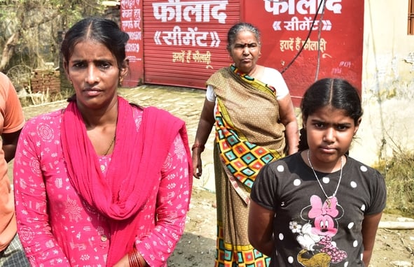 बाढ़ का पानी उतरने के बाद सफाई में जुटे लोग। और स्वास्थ्य शिविर में पहुंचे बाढ़ पीड़ित। बाढ़ का पानी उतरने के बाद सफाई में जुटे लोग। और स्वास्थ्य शिविर में पहुंचे बाढ़ पीड़ित।